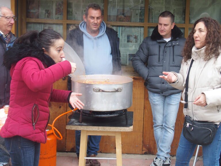 Preparando las sopas de ajo
