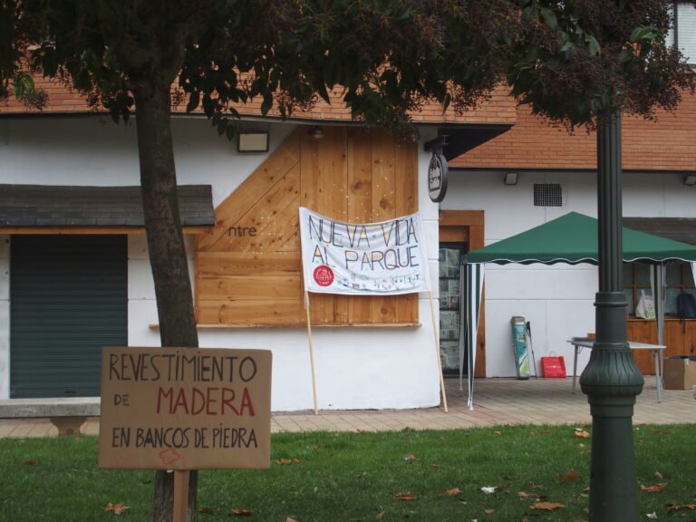 Pancarta "Nueva vida al parque"