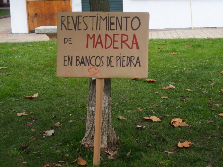 Pancarta en el día de "Abrigando árboles"