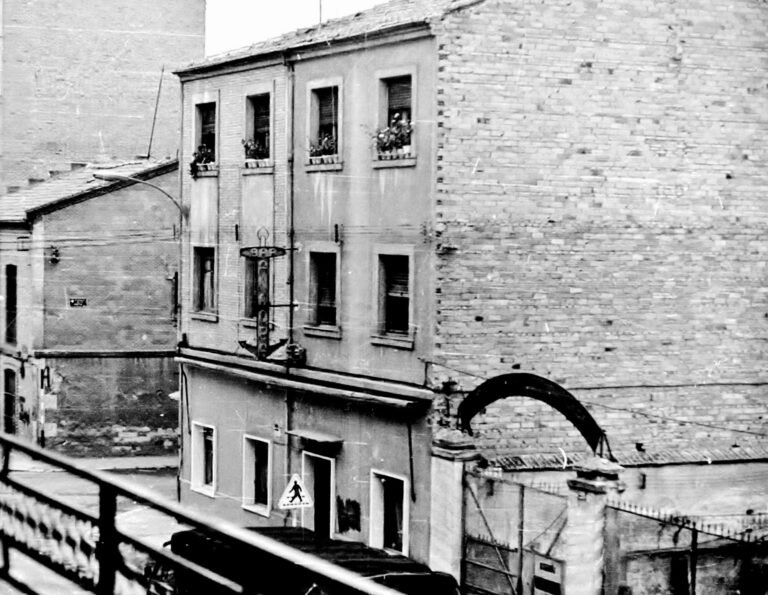 Frente local de inmobiliaria